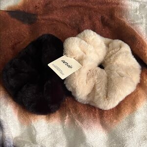 Aerie Luxurious Black and Cream Hair Scrunchies